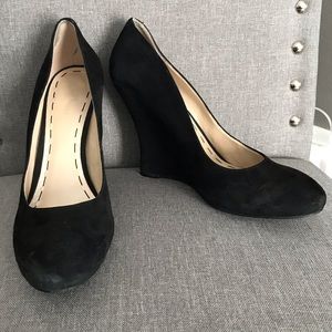 Nine West size 8 black suede wedge